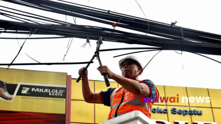 Kabel Semrawut Dipotong, Wali Kota Bekasi Targetkan Jalan Arteri Bebas Kabel 3 Tahun