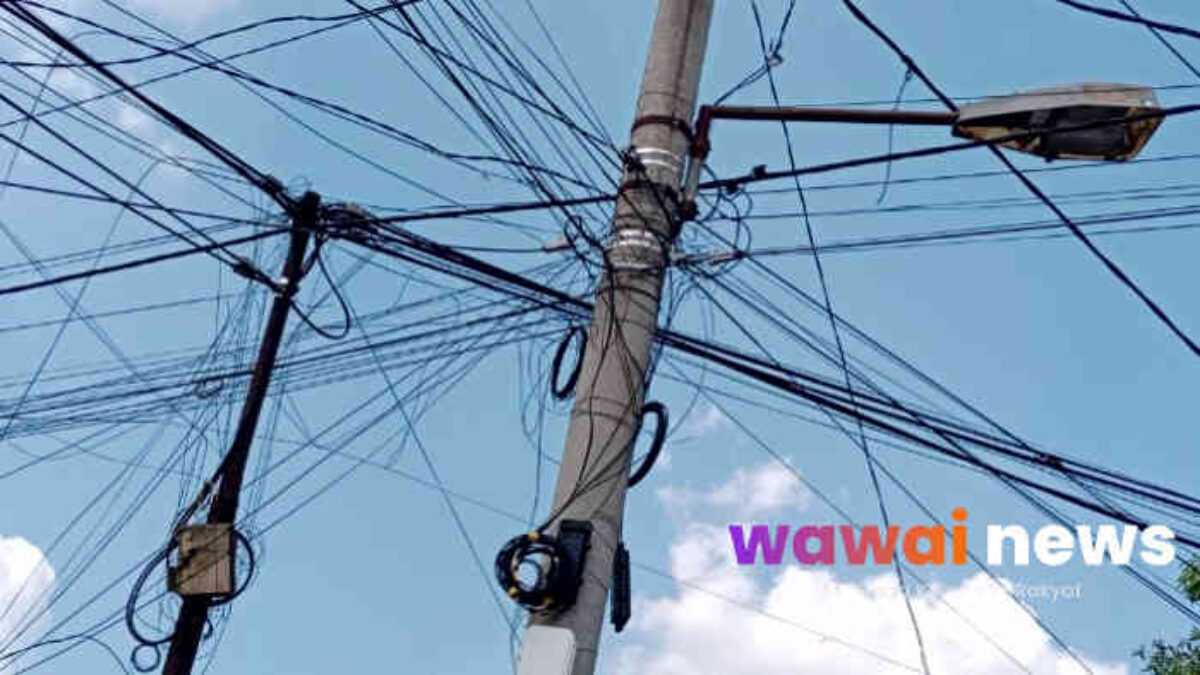 Kabel WiFi “Menjalar Liar” di Tiang PLN Sukadana, Benang Kusut di Tengah Desa Sengaja Dibiarkan?