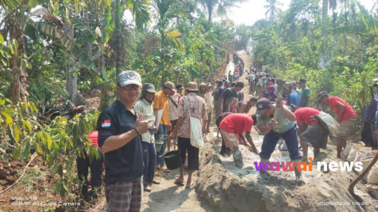 Keluhan Jalan Rusak di Tanggamus Memuncak, Warga Sinar Jawa Turun Tangan Cor Dua Tanjakan