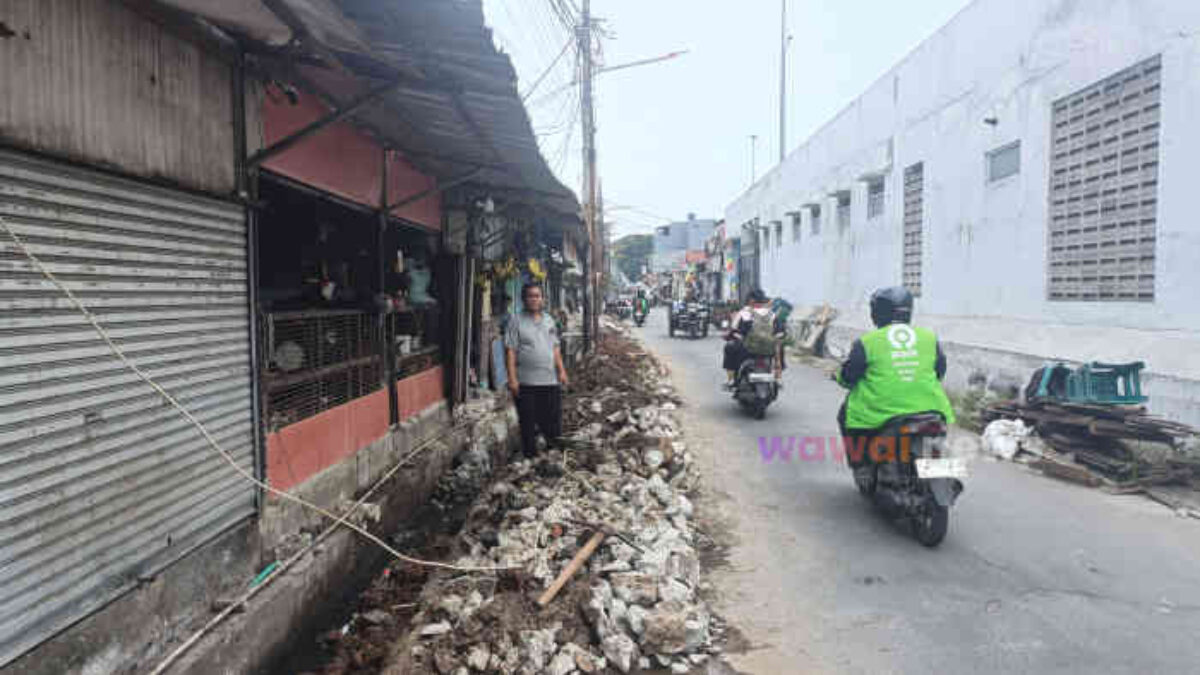 Omzet Pedagang Jatiasih Anjlok Gara-gara Galian, Tanah Menumpuk Pelanggan Pun Minggir