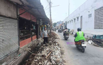 Omzet Pedagang Jatiasih Anjlok Gara-gara Galian, Tanah Menumpuk Pelanggan Pun Minggir