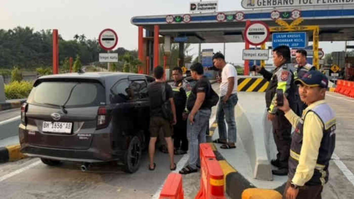 Dikepung Debt Collector di Gerbang Tol, Pengemudi Sigra Diselamatkan Polisi PJR Polda Riau