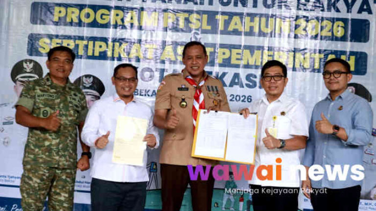 Serahkan 600 PTSL Warga Kota Bekasi, Tri Adhianto Pastian Surat Kepemilikan Tanah Warga