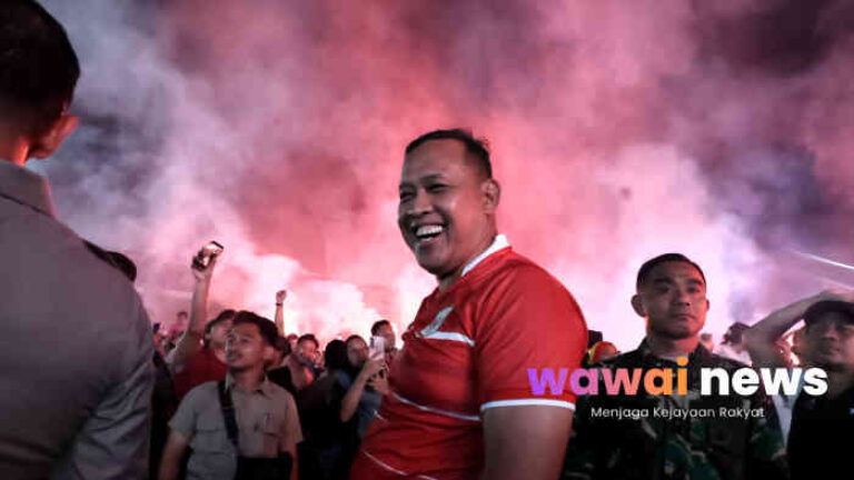 Nobar Timnas di Plaza Patriot, Tri Adhianto Bagikan Doorprize ke Warga Bekasi