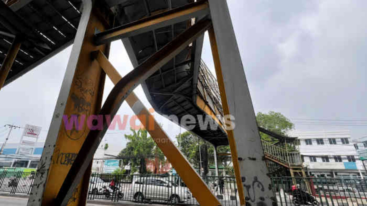 Ditabrak Ekskavator, JPO Depan Grand Mall Bekasi Dibongkar Permanen!