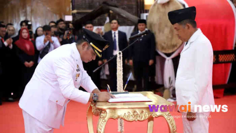 Lantik Bupati Bekasi, KDM Desak Jalan Mulus, Sekolah Gratis hingga Dokter ke Rumah Warga