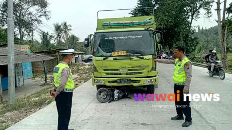 Truk Pasir Diduga Rem Blong di Jalan Menurun Pringsewu, Dua Pelajar SMP Tewas