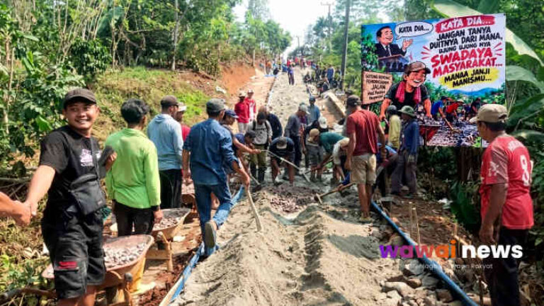 Warga Tanggamus Patungan Rp34 Juta Cor Jalan, Spanduknya Bikin Janji Bupati Kembali Disorot