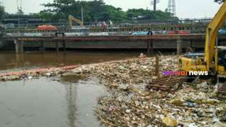 Sampah Tak Lagi Dibiarkan Mengalir, Pramono Pasang Jaring di 11 Sungai Jakarta